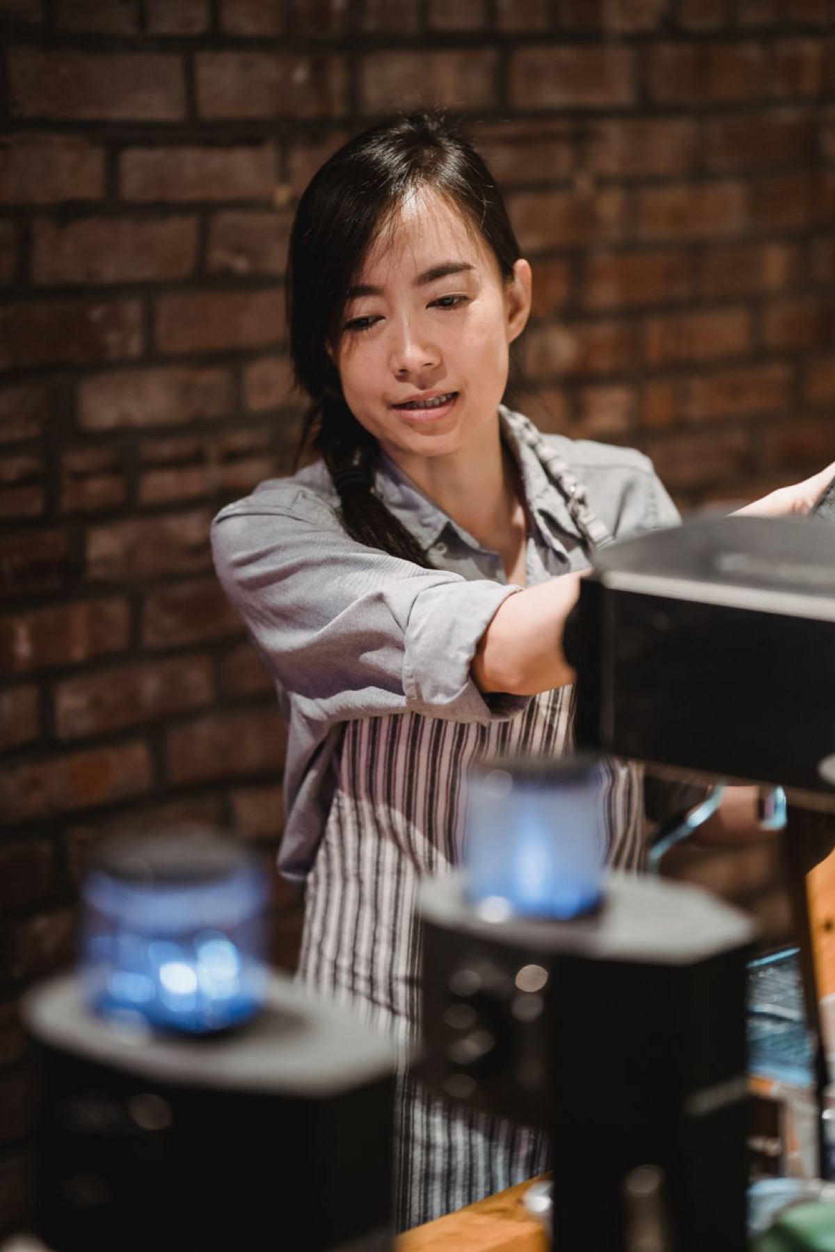 Barista ved espressomaskinen